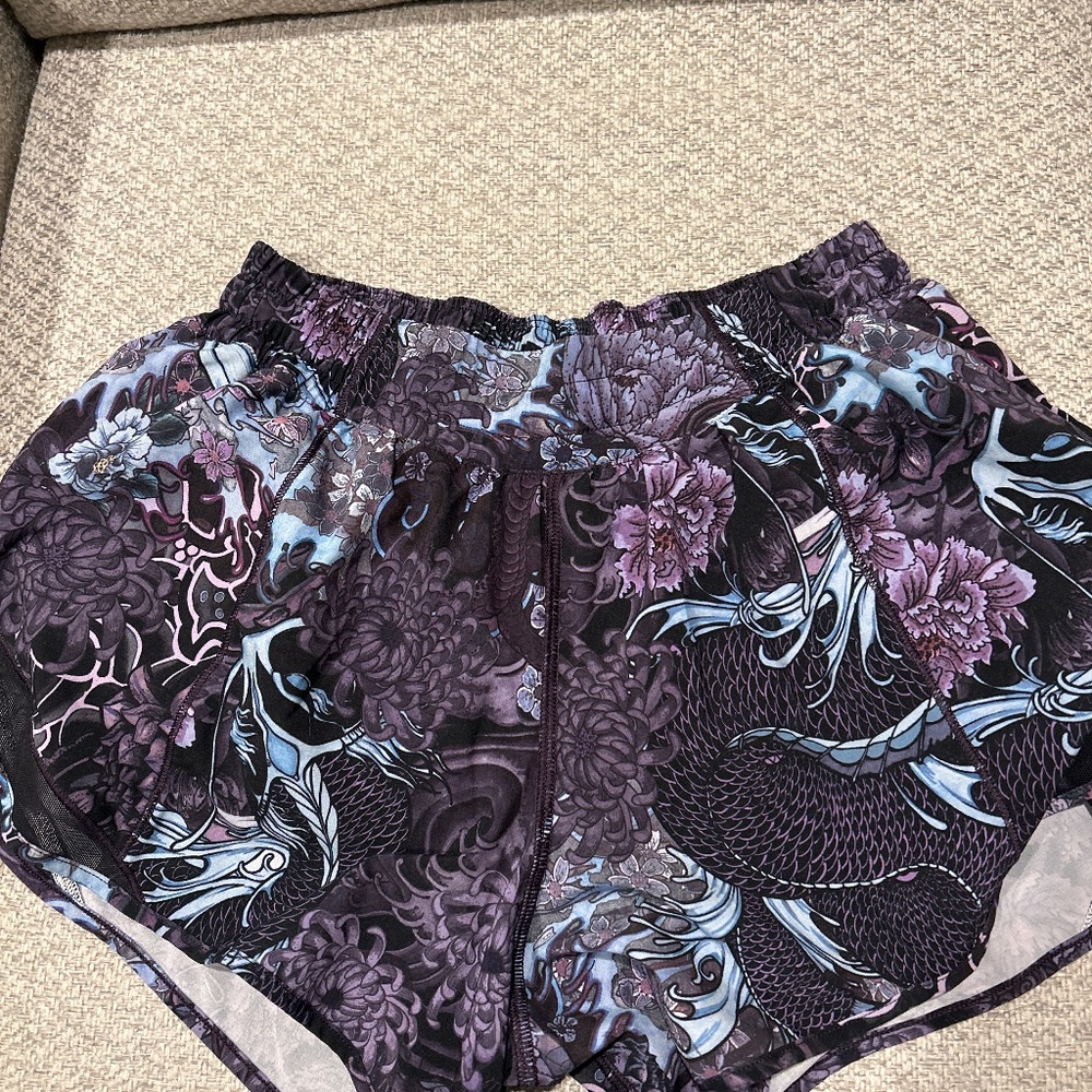 Lululemon Women’s Short with liner